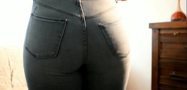  Milf big booty versus pants